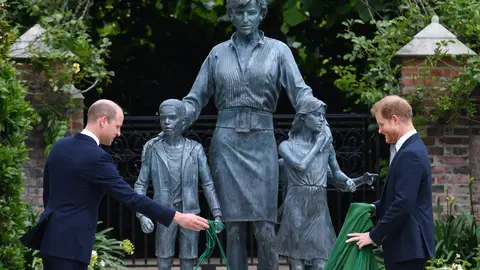 Estatua en honor a Lady Di HOMENAJE