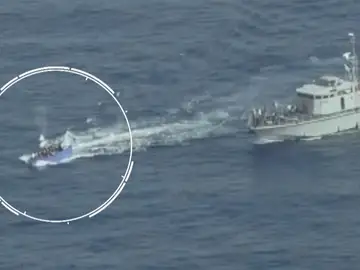 El bote de migrantes siendo perseguido por la Guardia Costera de Libia. El bote de migrantes siendo perseguido por la Guardia Costera de Libia.