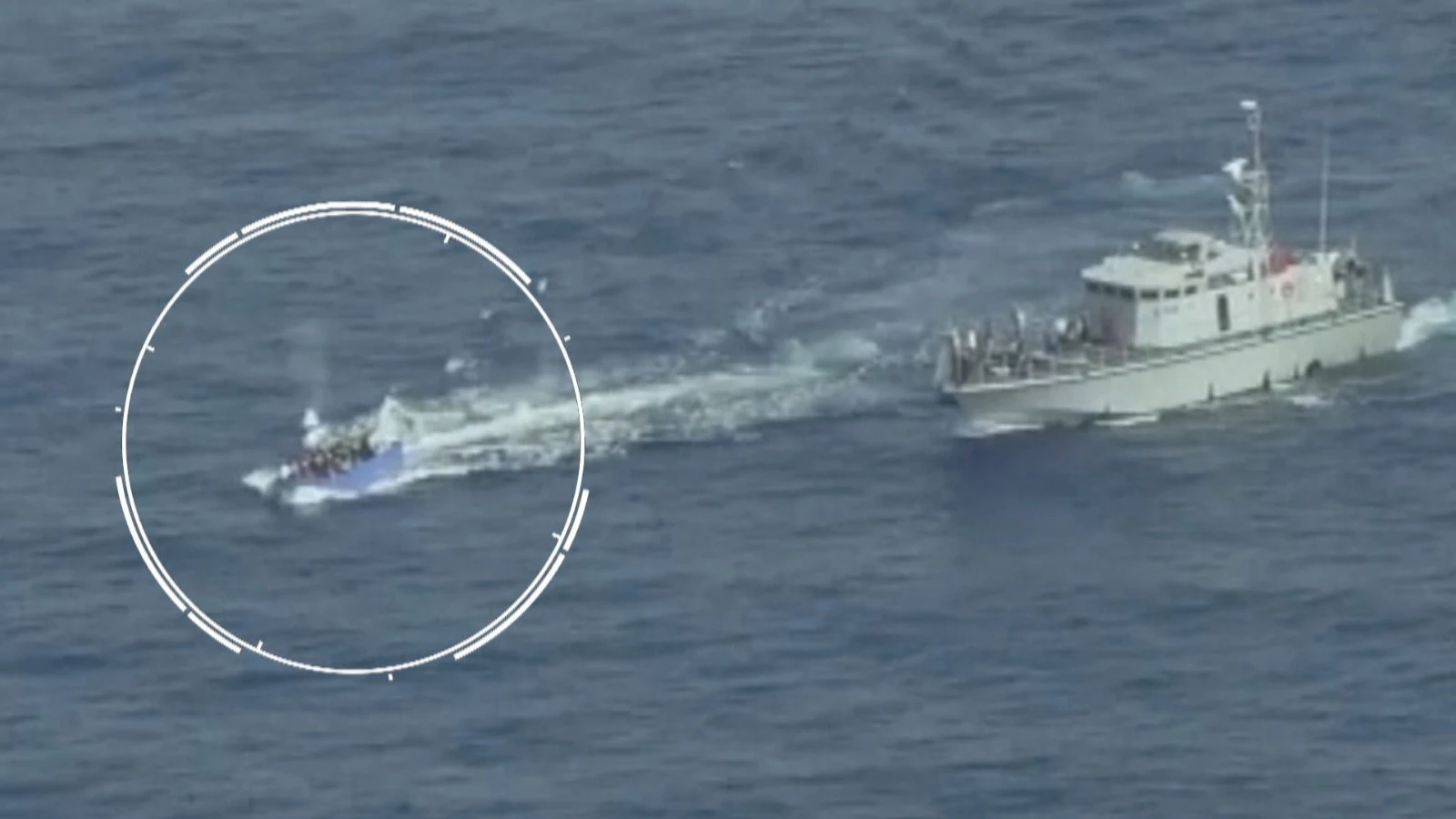 El bote de migrantes siendo perseguido por la Guardia Costera de Libia. El bote de migrantes siendo perseguido por la Guardia Costera de Libia.