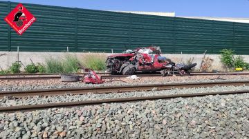 Los restos del coche tras ser arrollado por un tren