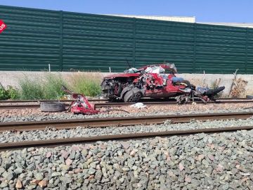 Los restos del coche tras ser arrollado por un tren