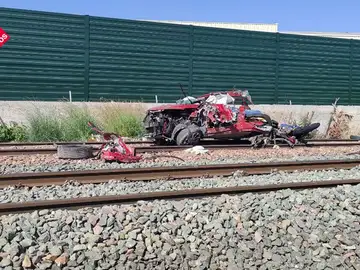 Los restos del coche tras ser arrollado por un tren Los restos del coche tras ser arrollado por un tren