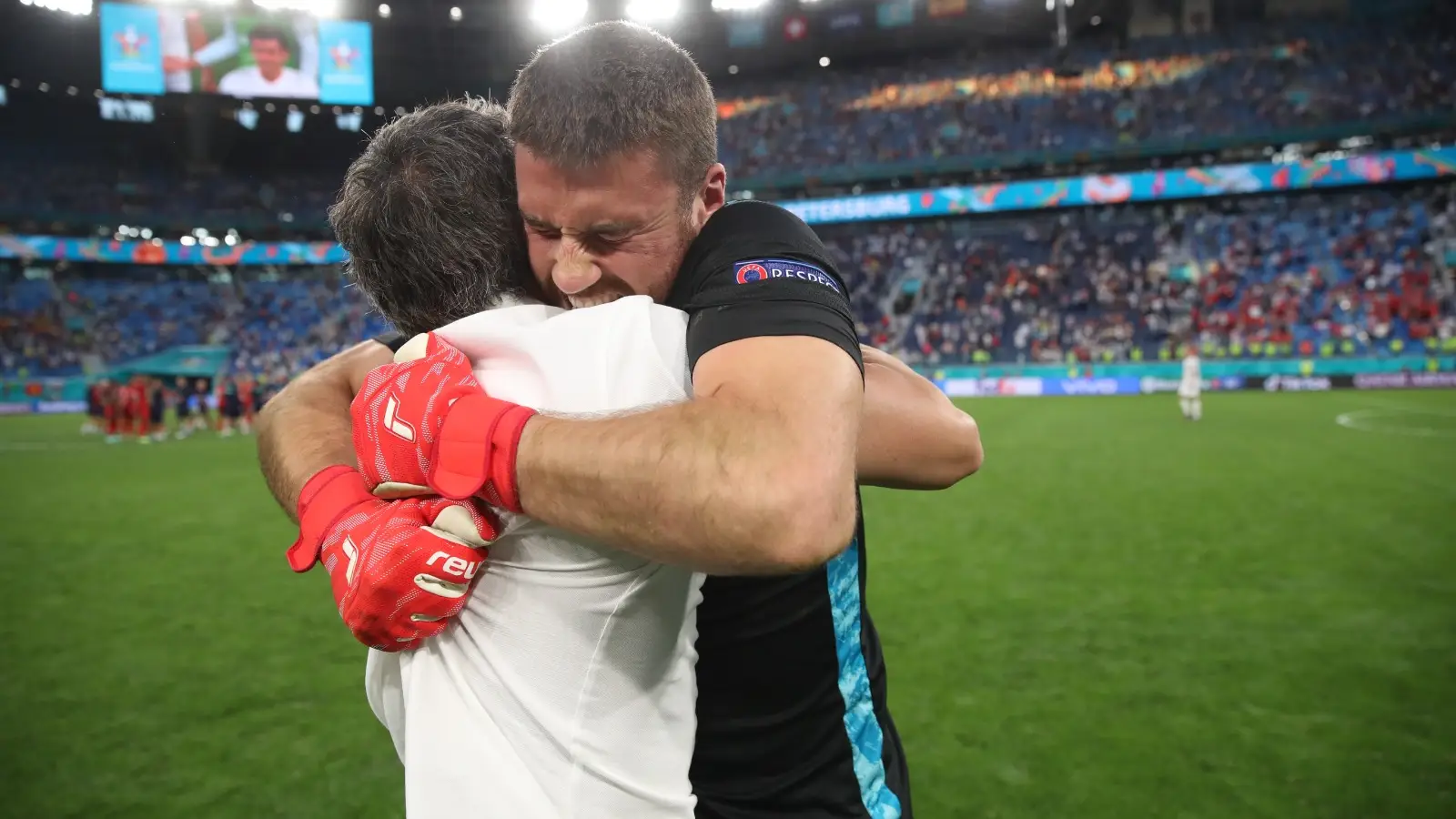 El eufórico abrazo de Unai Simón a Luis Enrique: "Me he venido arriba" El eufórico abrazo de Unai Simón a Luis Enrique: "Me he venido arriba"