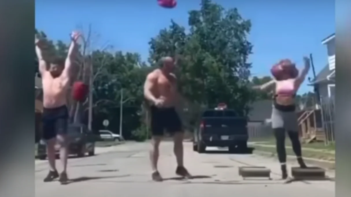 Una mujer sufre un accidente viral al tirar un saco mientras hac&iacute;a CrossFit 