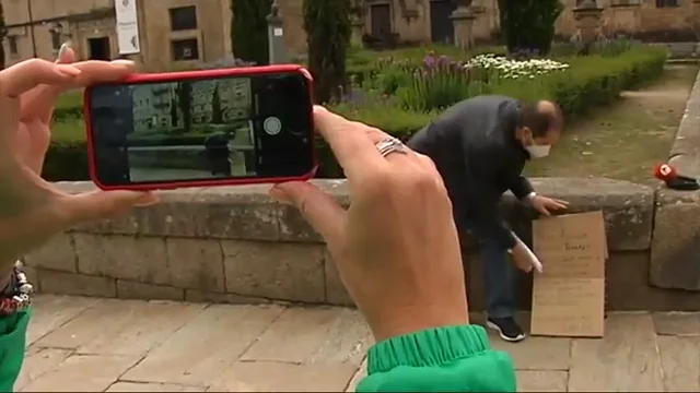 Carlos, el argentino de origen gallego que se ha hecho viral por su manera de pedir trabajo en la calle