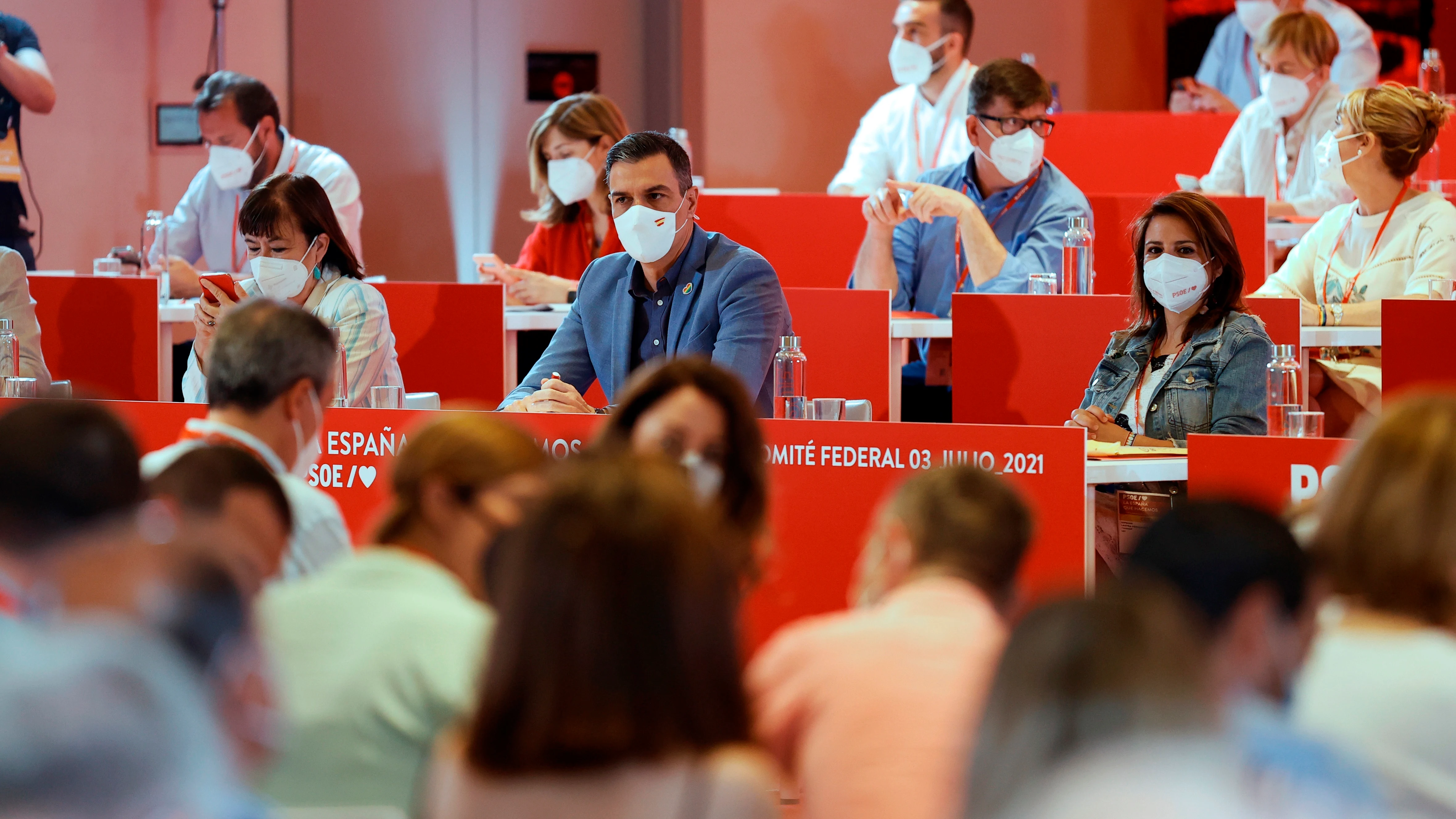 El secretario general del PSOE y presidente del Gobierno, Pedro S&aacute;nchez (c), junto a la presidenta del partido, Cristina Narbona (i), y la vicesecretaria general, Adriana Lastra (d), durante la reuni&oacute;n del Comit&eacute; Federal del partido que se celebra este s&aacute;bado en Madrid. 