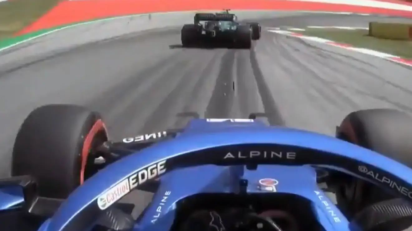 Tremendo enfado de Alonso con Vettel tras obstruirle en Q2: "¿Pero qué c..? No me lo puedo creer" Tremendo enfado de Alonso con Vettel tras obstruirle en Q2: "¿Pero qué c..? No me lo puedo creer"