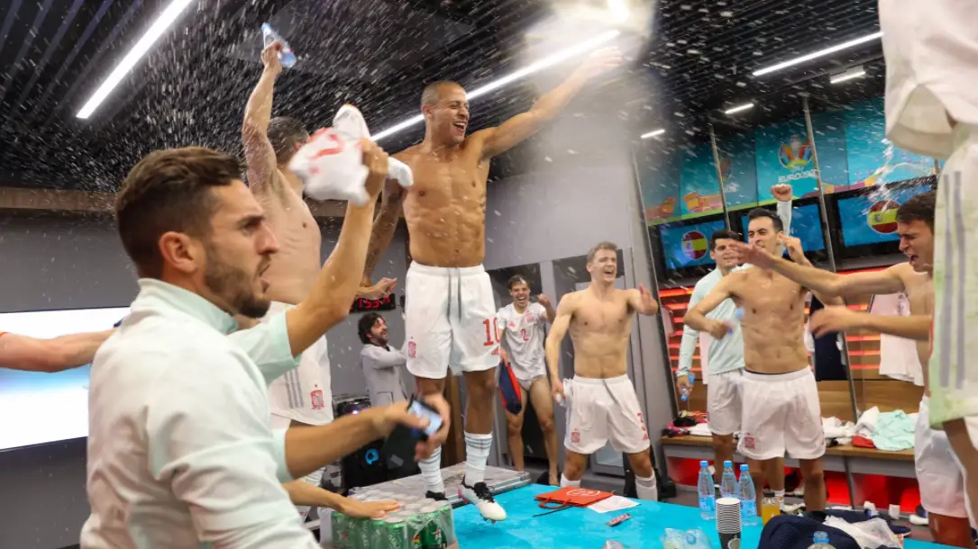 Así fue la espectacular fiesta de España en el vestuario tras clasificarse a las semifinales de la Eurocopa Así fue la espectacular fiesta de España en el vestuario tras clasificarse a las semifinales de la Eurocopa
