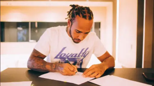 Lewis Hamilton renueva con Mercedes hasta 2023 Lewis Hamilton renueva con Mercedes hasta 2023