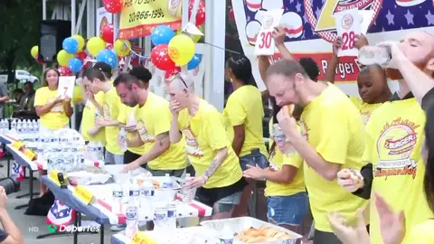 Empate en el concurso que da comienzo a la fiesta del 4 de julio en EEUU: ¡34 hamburguesas en 10 minutos! Empate en el concurso que da comienzo a la fiesta del 4 de julio en EEUU: ¡34 hamburguesas en 10 minutos!