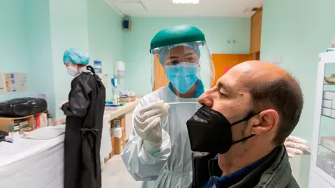 Sanitario realizando prueba PCR Sanitario realizando prueba PCR