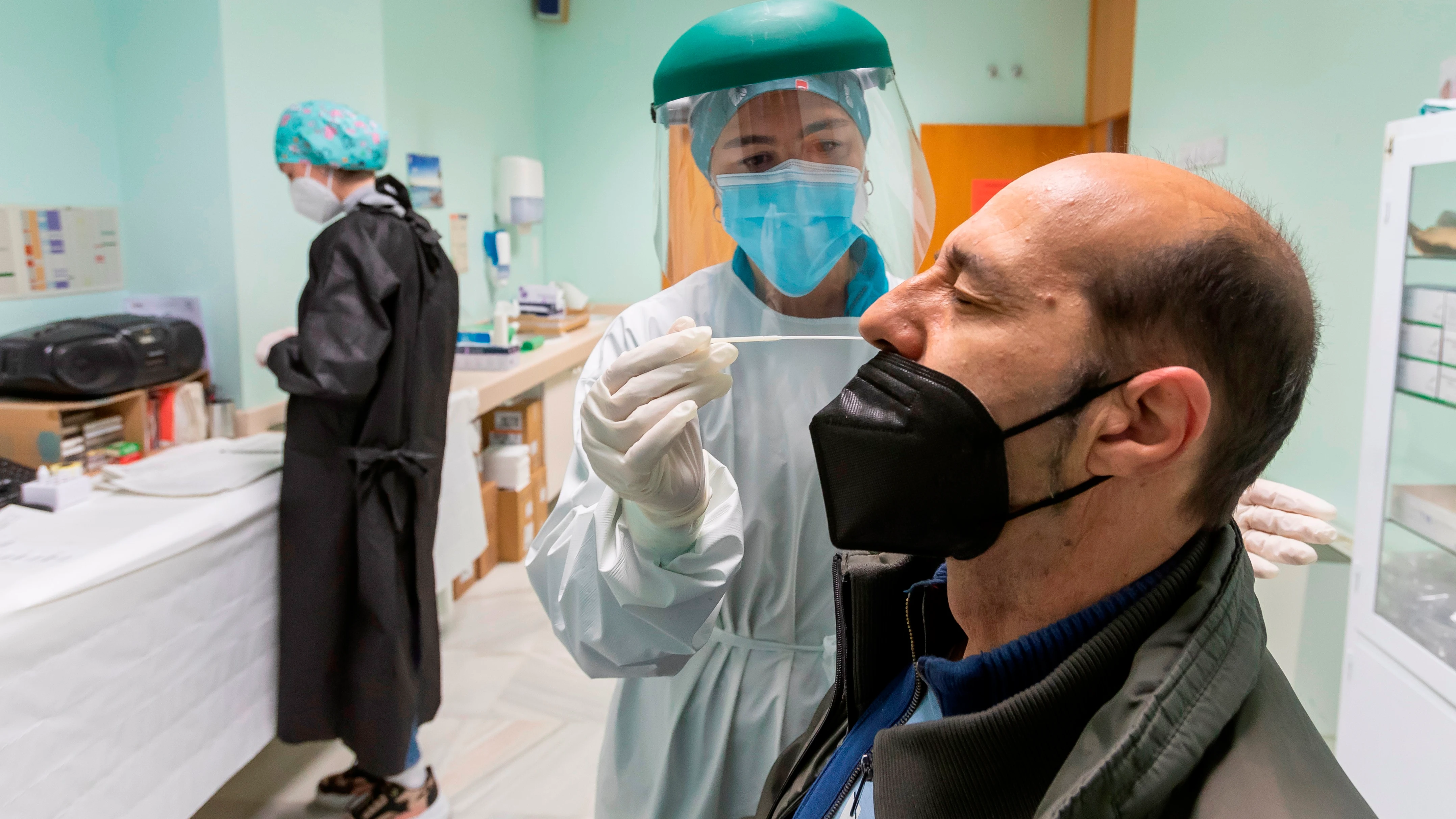 Sanitario realizando prueba PCR