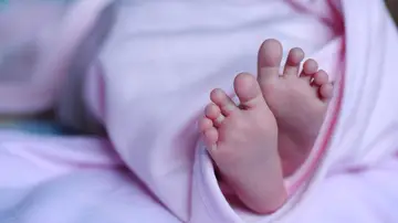 Detienen en Málaga a los padres de un bebé de tres meses acusados de fracturarle las piernas Detienen en Málaga a los padres de un bebé de tres meses acusados de fracturarle las piernas