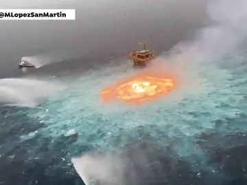 Una fuga de gas causa un espectacular incendio en aguas del Golfo de México Una fuga de gas causa un espectacular incendio en aguas del Golfo de México