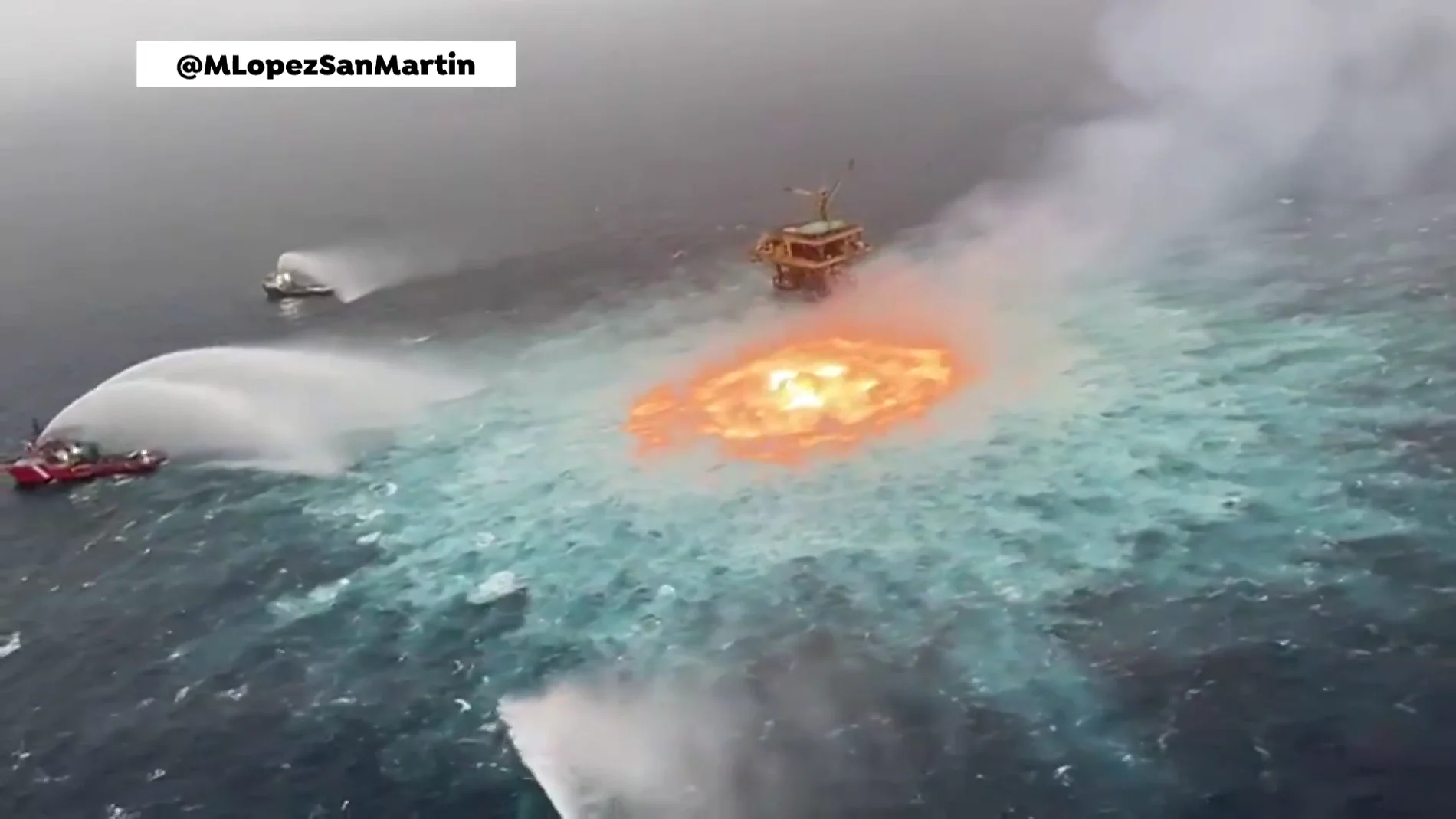 Una fuga de gas causa un espectacular incendio en aguas del Golfo de México