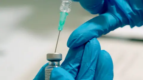 Una persona con una vacuna contra el coronavirus Una persona con una vacuna contra el coronavirus
