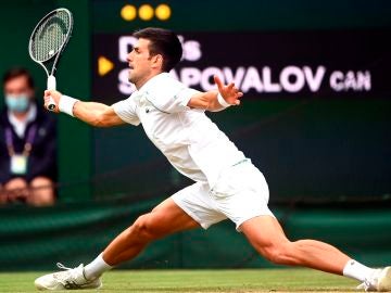 Novak Djokovic somete a Denis Shapovalov y se mete en la final de Wimbledon