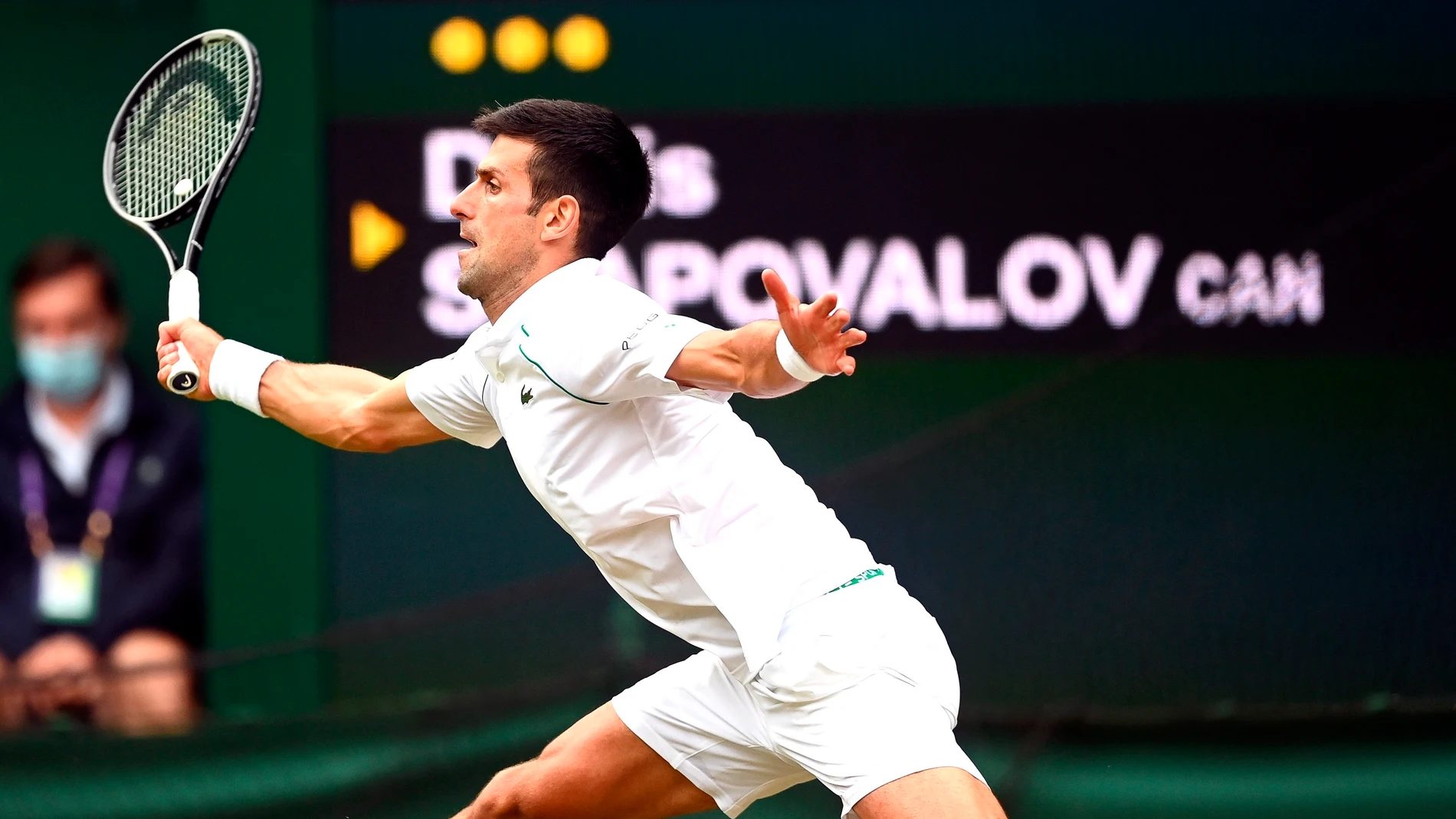 Novak Djokovic somete a Denis Shapovalov y se mete en la final de Wimbledon