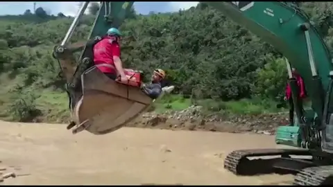 El aparatoso rescate a una anciana de 85 años en mitad de las inundaciones en Turquía El aparatoso rescate a una anciana de 85 años en mitad de las inundaciones en Turquía