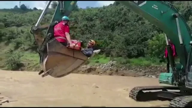 El aparatoso rescate a una anciana de 85 a&ntilde;os en mitad de las inundaciones en Turqu&iacute;a