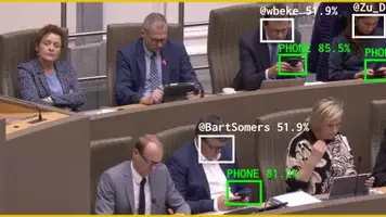 "Querido distraído, céntrese": así se referirá Dries Depoorter a los políticos despistados en "The Flemish Scrollers" "Querido distraído, céntrese": así se referirá Dries Depoorter a los políticos despistados en "The Flemish Scrollers"