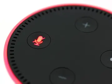 Hackea el Alexa de su expareja para acosarlo y asustar a su nueva novia Hackea el Alexa de su expareja para acosarlo y asustar a su nueva novia