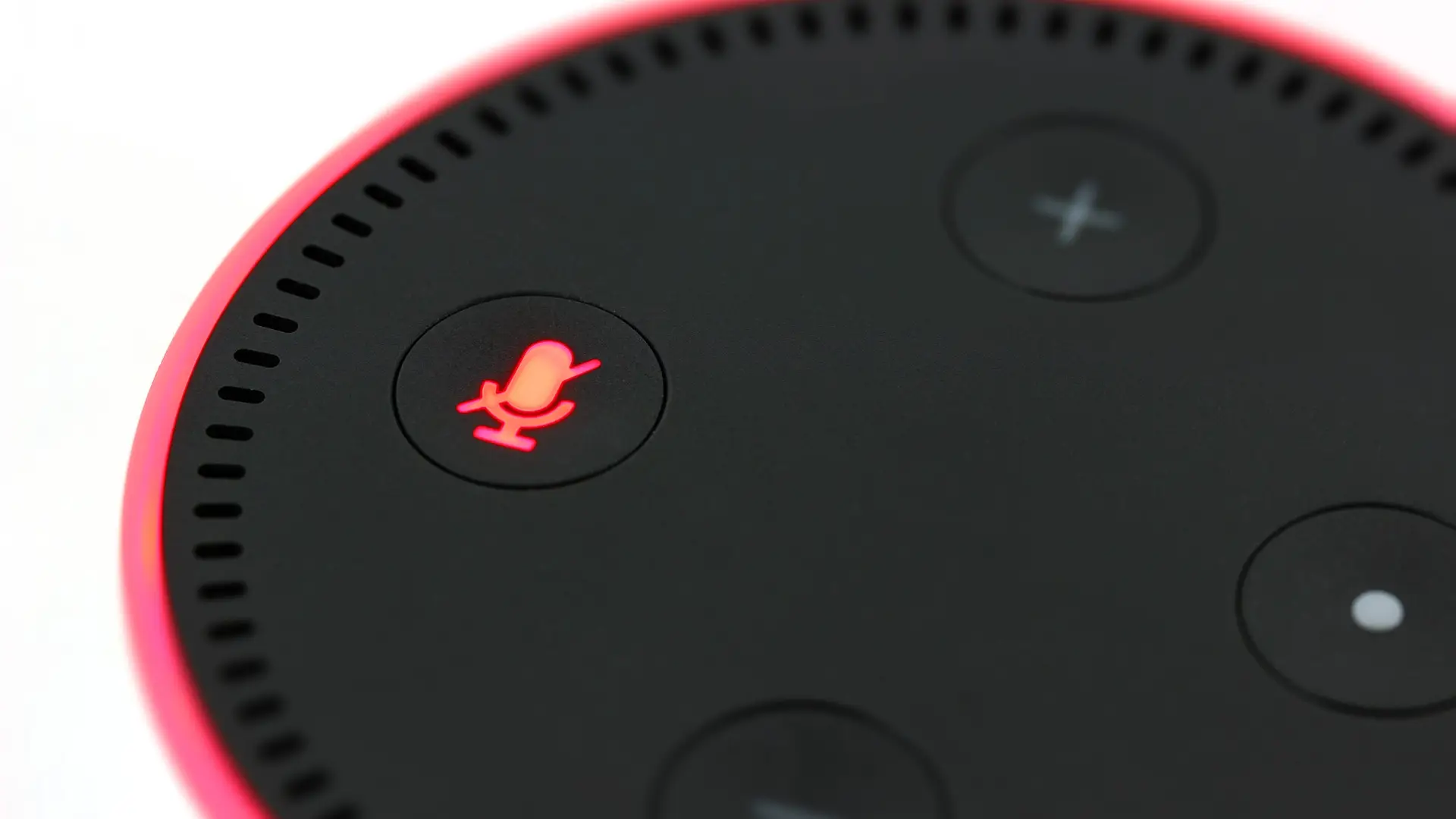 Hackea el Alexa de su expareja para acosarlo y asustar a su nueva novia