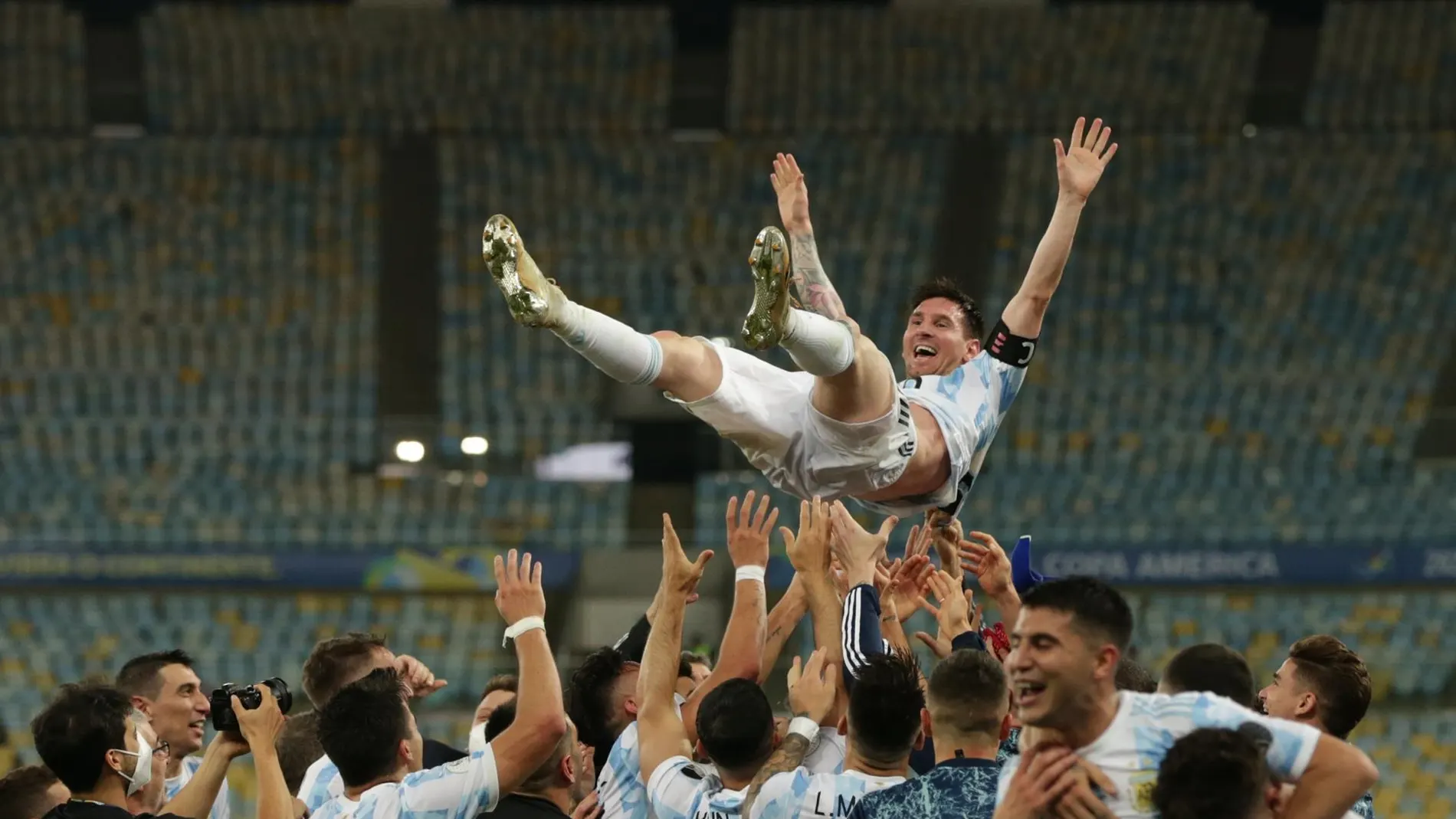 Messi se saca &quot;la espina&quot; con Argentina: gana la Copa América tras jugar lesionado y acaba manteado por sus compañeros