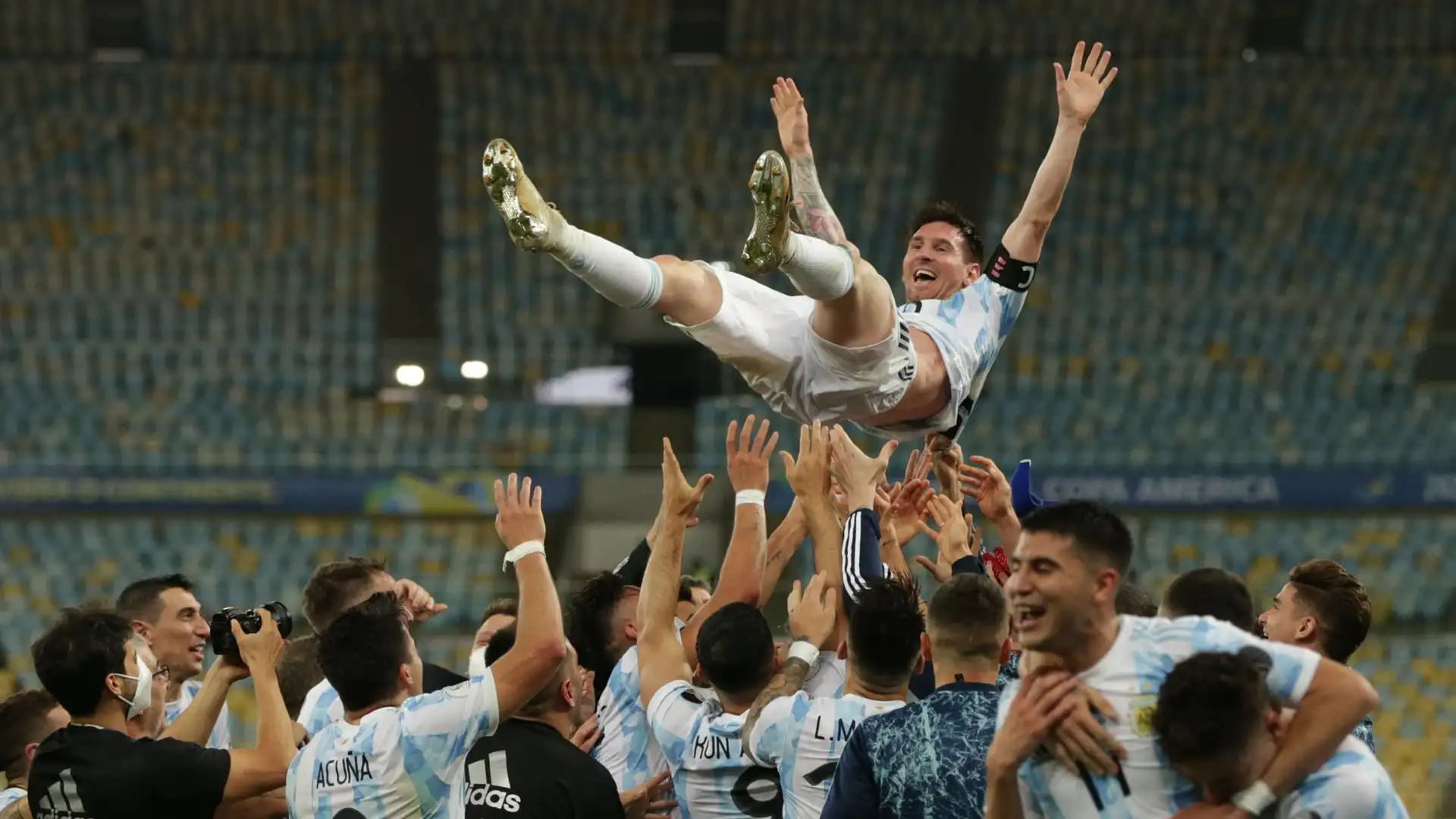 Messi se saca "la espina" con Argentina: gana la Copa América tras jugar lesionado y acaba manteado por sus compañeros Messi se saca "la espina" con Argentina: gana la Copa América tras jugar lesionado y acaba manteado por sus compañeros