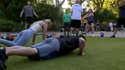 Así es 'Cubo Gym', el nuevo gimnasio portátil de los parques de Madrid: "Te da mucha libertad" Así es 'Cubo Gym', el nuevo gimnasio portátil de los parques de Madrid: "Te da mucha libertad"