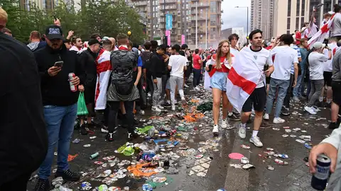 Batalla campal de ultras británicos y asalto a Wembley en la previa a la final de la Eurocopa Batalla campal de ultras británicos y asalto a Wembley en la previa a la final de la Eurocopa
