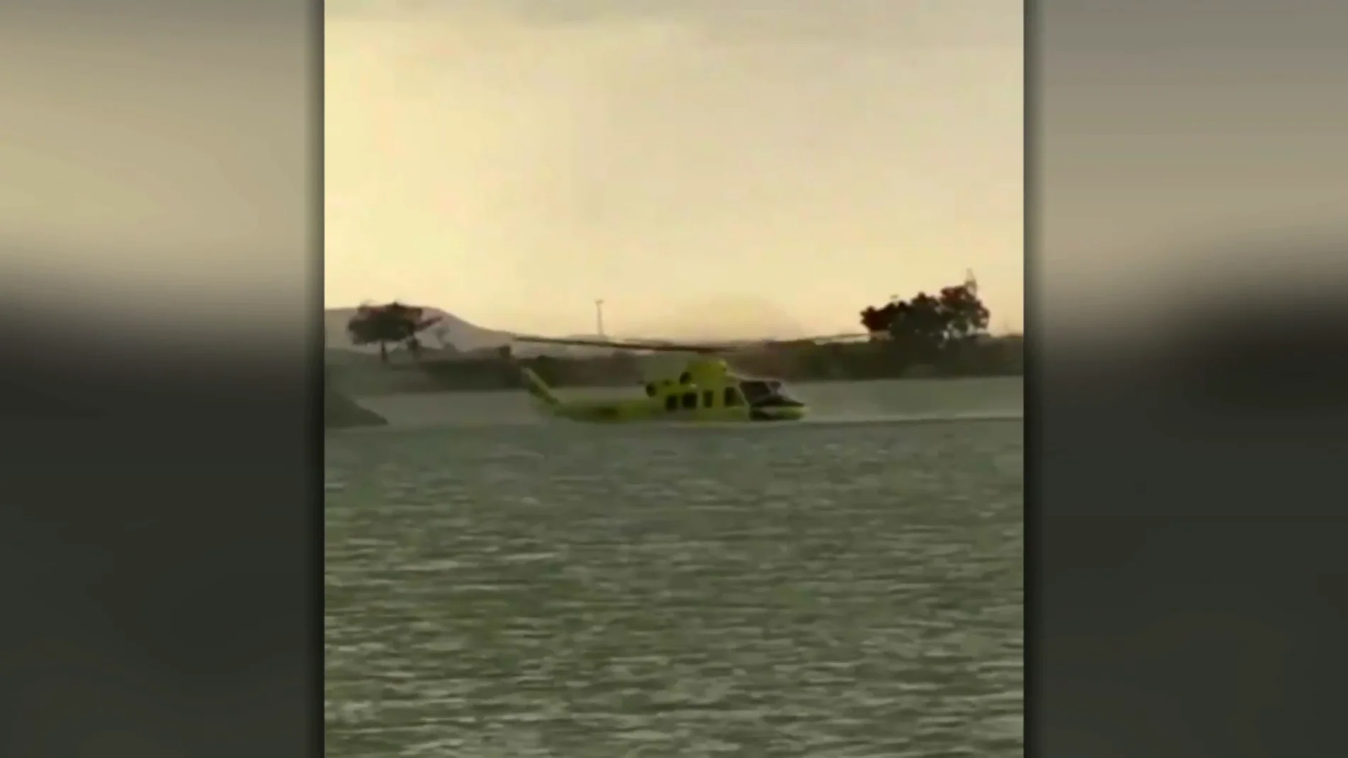 Un helicóptero cae al agua en Zaragoza cuando cargaba agua para un incendio
