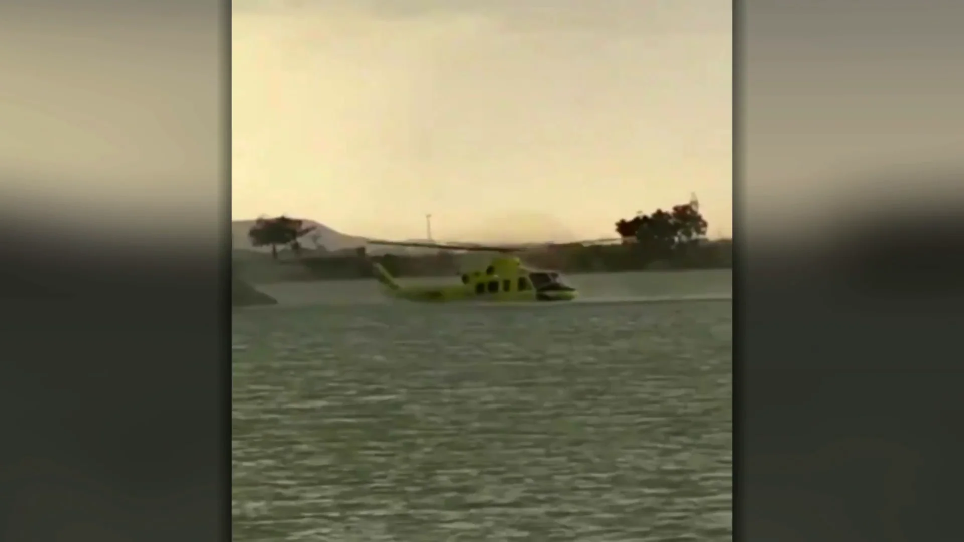 Un helicóptero cae al agua en Zaragoza cuando cargaba agua para un incendio Un helicóptero cae al agua en Zaragoza cuando cargaba agua para un incendio