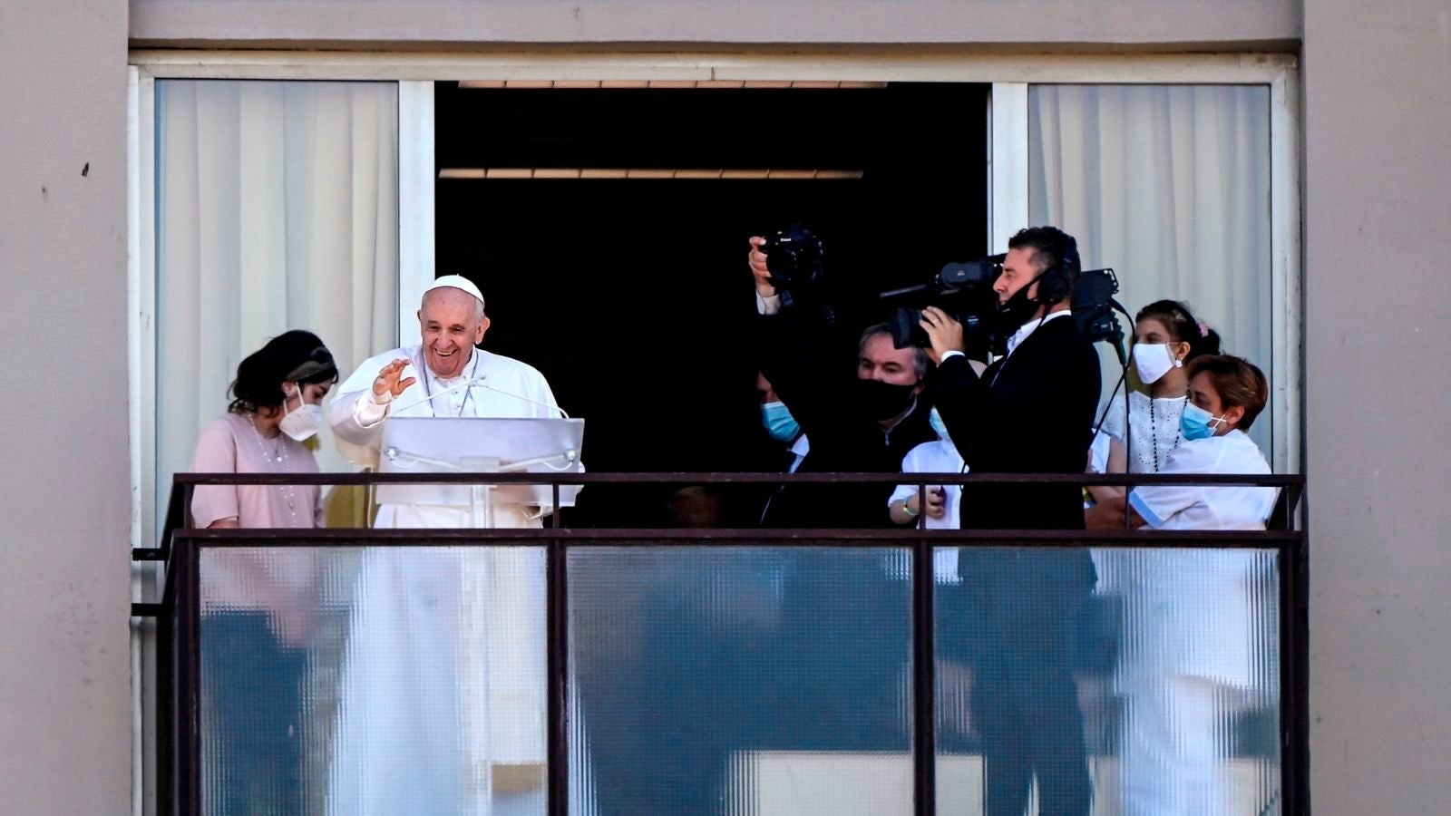 El papa Francisco reaparece desde el hospital una semana después de su operación