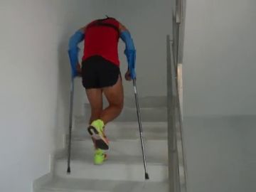 Christian López, nuevo récord Guinness tras subir más de 100 pisos con muletas en una hora