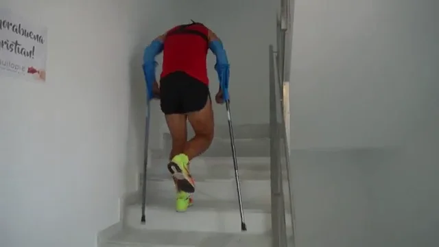 Christian L&oacute;pez, nuevo r&eacute;cord Guinness tras subir m&aacute;s de 100 pisos con muletas en una hora