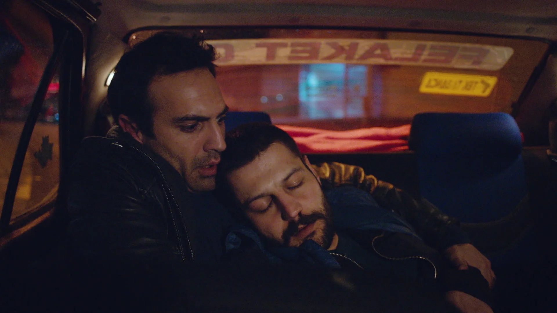La vida de Cemal se desvanece en los brazos de Demir La vida de Cemal se desvanece en los brazos de Demir