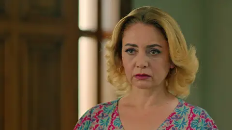 Sabatin se muestra del lado de Züleyha y Sermin le pide el divorcio Sabatin se muestra del lado de Züleyha y Sermin le pide el divorcio