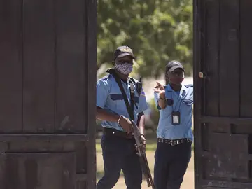 Guardias vigilan la morgue donde se encuentra el cuerpo del presidente Jovenel Moise Guardias vigilan la morgue donde se encuentra el cuerpo del presidente Jovenel Moise