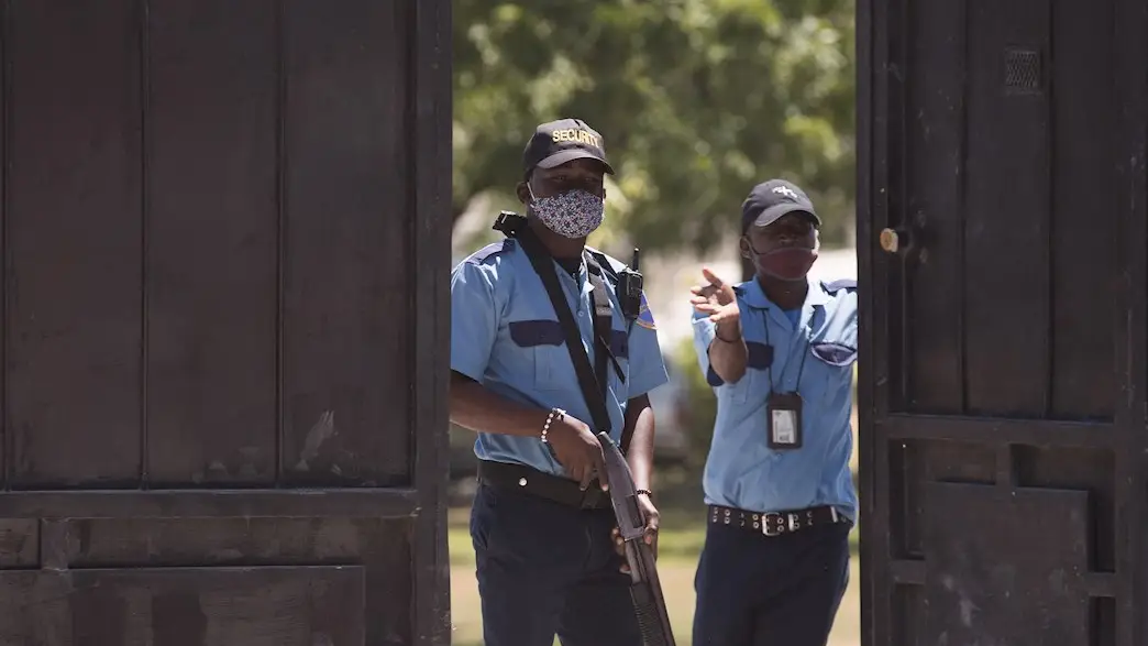 Guardias vigilan la morgue donde se encuentra el cuerpo del presidente Jovenel Moise Guardias vigilan la morgue donde se encuentra el cuerpo del presidente Jovenel Moise