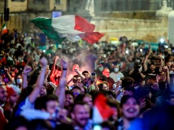 Aficionados italianos celebran el triunfo de Italia en Roma