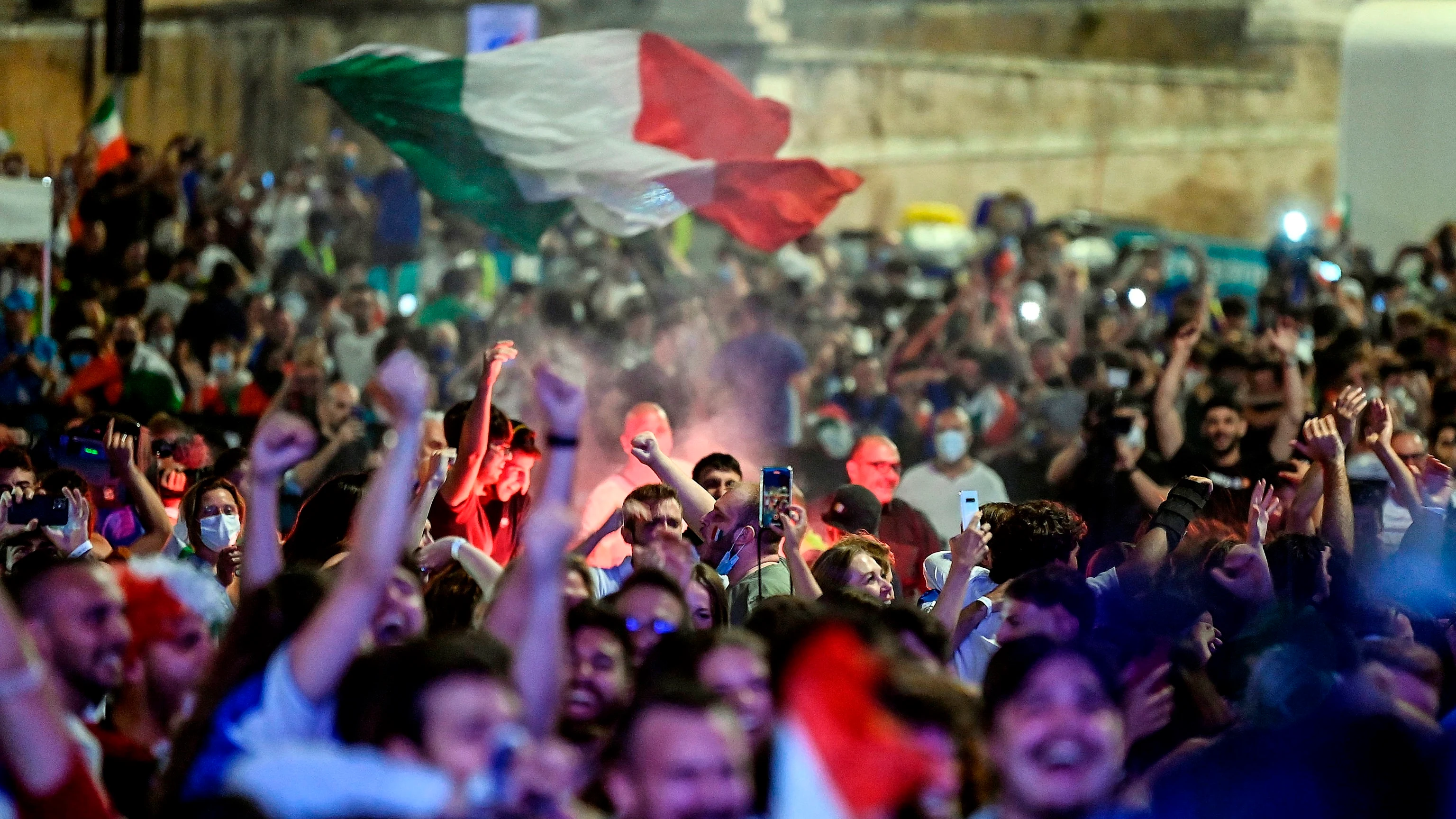 Aficionados italianos celebran el triunfo de Italia en Roma Aficionados italianos celebran el triunfo de Italia en Roma