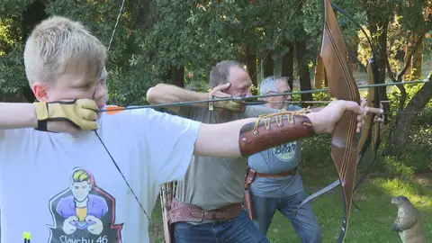 Una familia de Lugo, unida por el amor al tiro con arco y conocida como los Robin Hood de la Ribeira Sacra Una familia de Lugo, unida por el amor al tiro con arco y conocida como los Robin Hood de la Ribeira Sacra