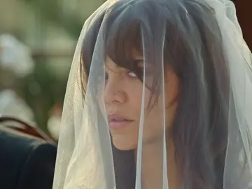 Züleyha, con muchas dudas, acepta contraer matrimonio con Demir Züleyha, con muchas dudas, acepta contraer matrimonio con Demir