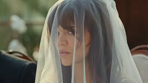 Züleyha, con muchas dudas, acepta contraer matrimonio con Demir Züleyha, con muchas dudas, acepta contraer matrimonio con Demir