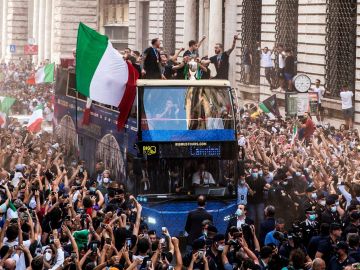 La selección italiana recorre Roma para celebrar la Eurocopa y Chiellini dedica el triunfo al fallecido Davide Astori