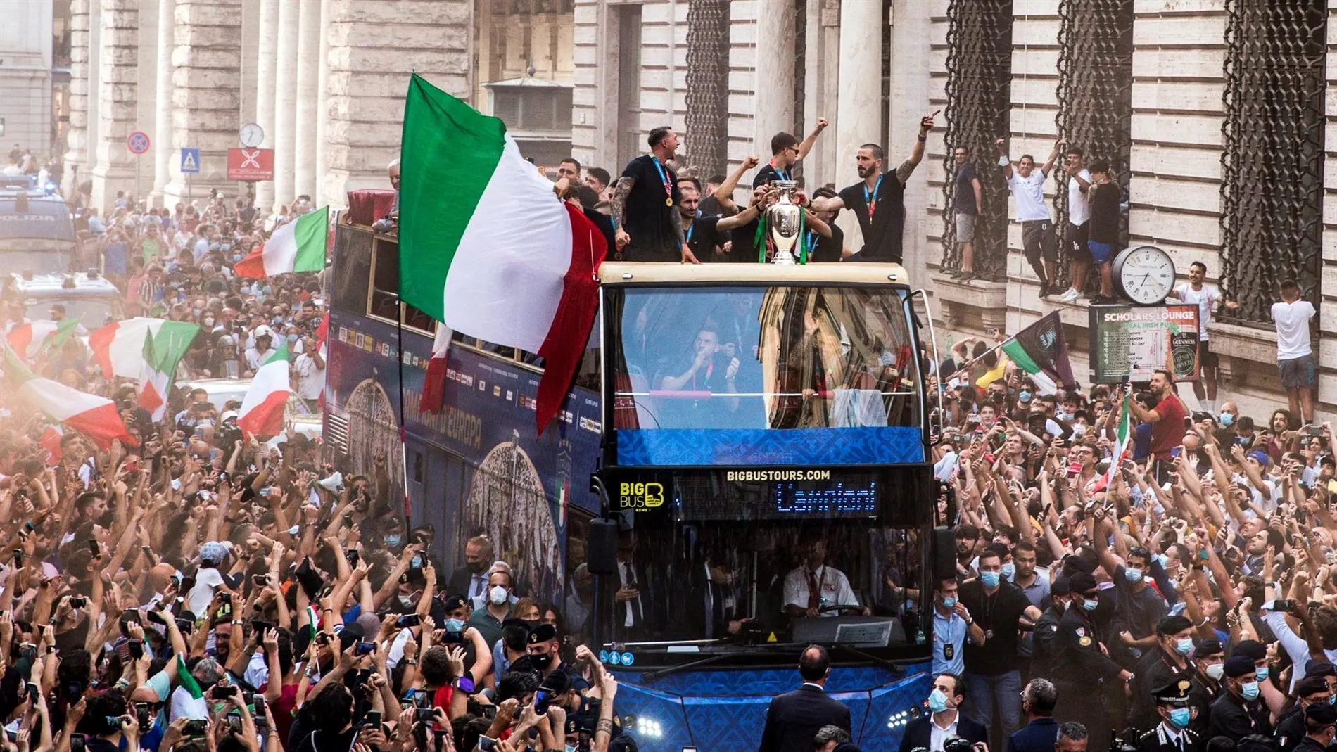 La selección italiana recorre Roma para celebrar la Eurocopa y Chiellini dedica el triunfo al fallecido Davide Astori