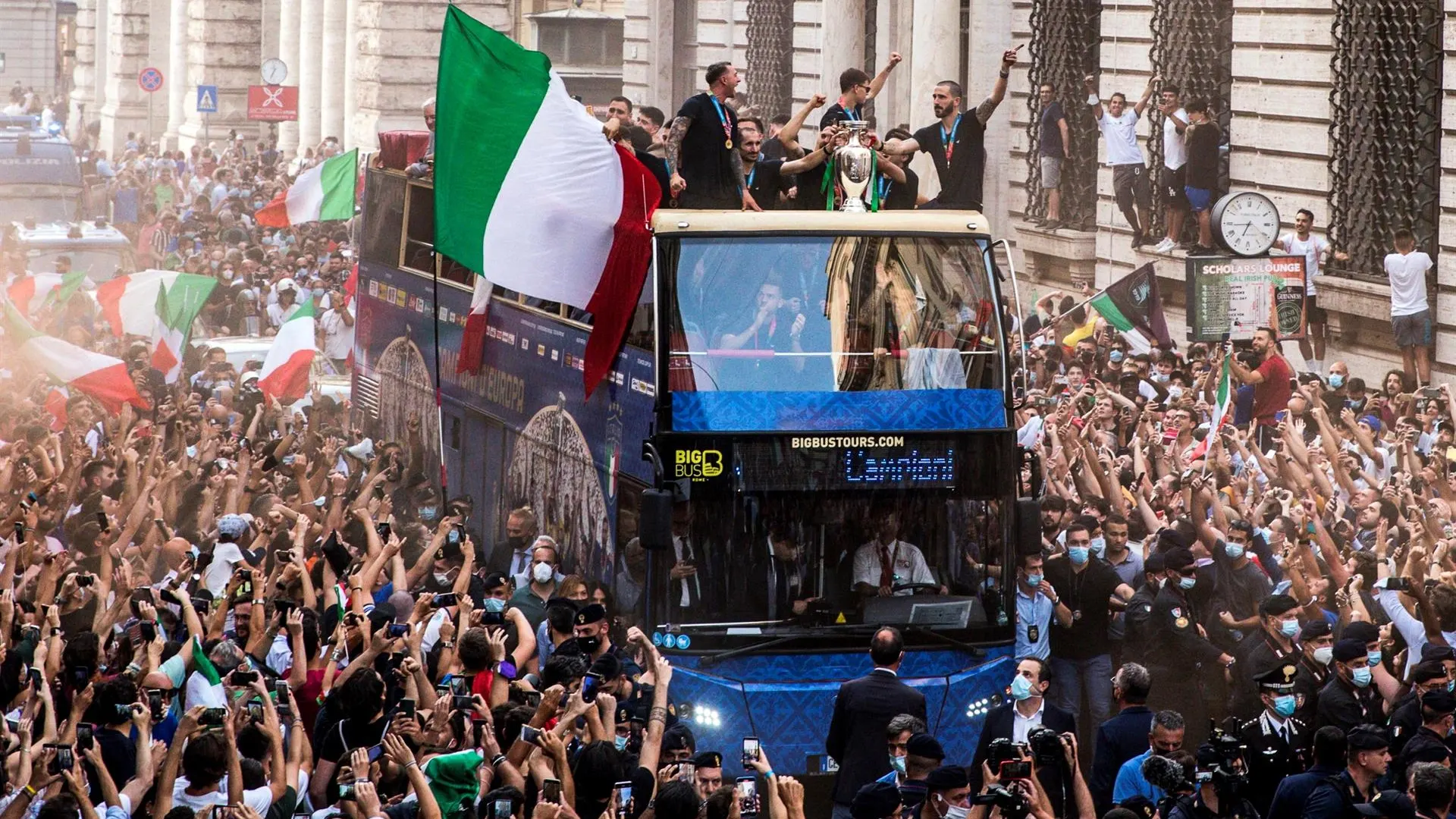 La selección italiana recorre Roma para celebrar la Eurocopa y Chiellini dedica el triunfo al fallecido Davide Astori La selección italiana recorre Roma para celebrar la Eurocopa y Chiellini dedica el triunfo al fallecido Davide Astori