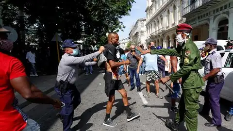 Un agente arresta a uno de los manifestantes Un agente arresta a uno de los manifestantes