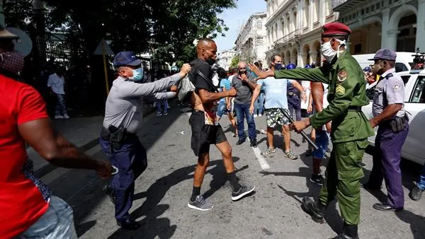 Un agente arresta a uno de los manifestantes Un agente arresta a uno de los manifestantes